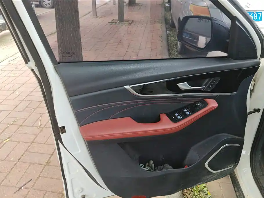 Besturn T33 奔腾T33 2021款 1.2 T DCT豪华型