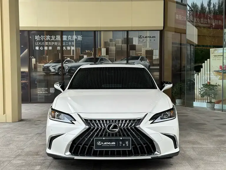 Lexus ES 200 Outstanding