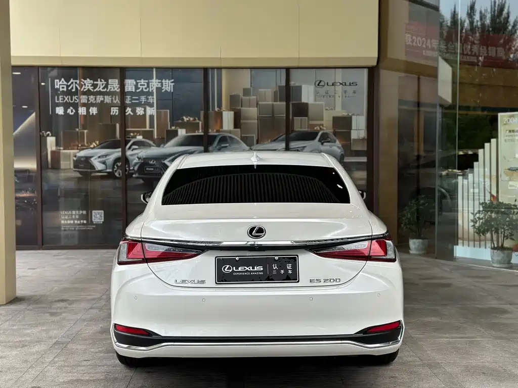 Lexus ES 200 Outstanding