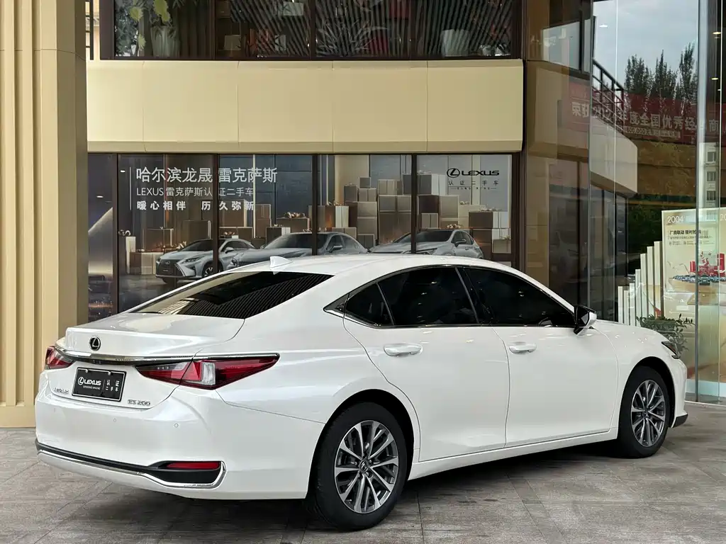 Lexus ES 200 Outstanding