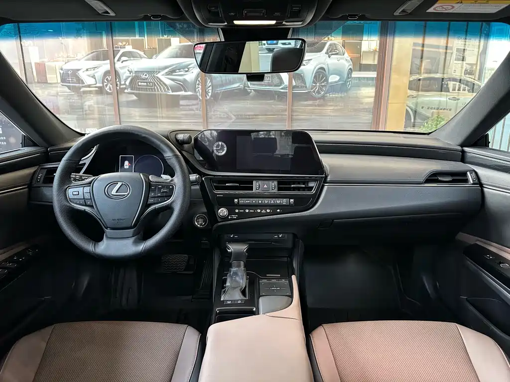 Lexus ES 200 Outstanding