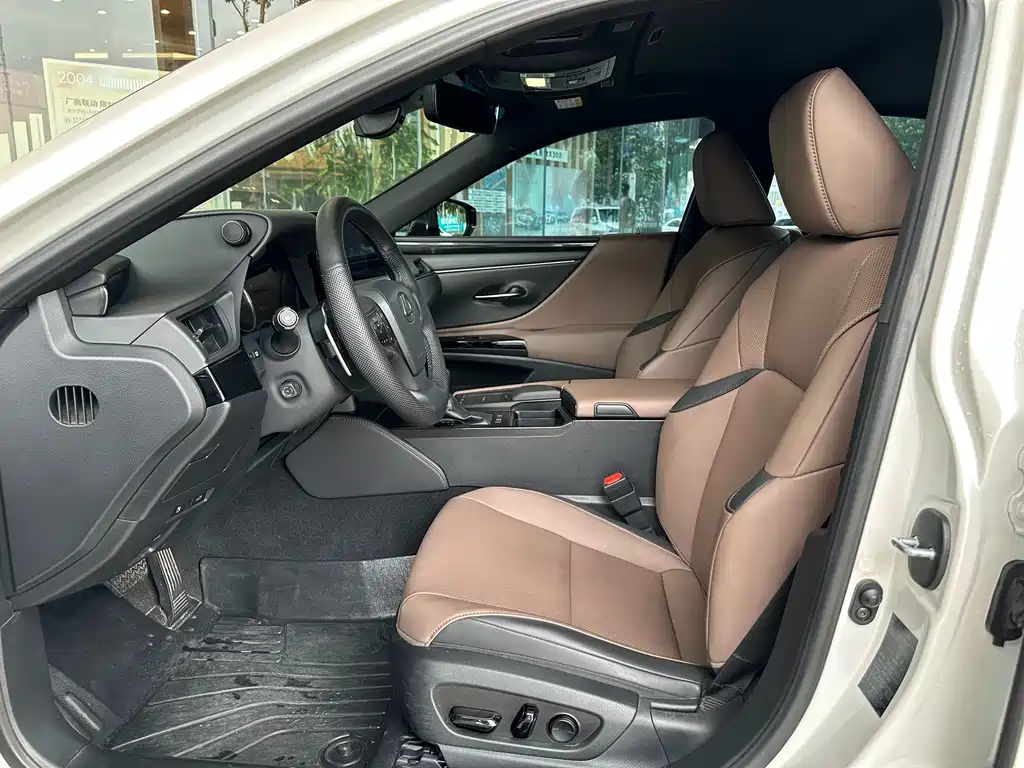 Lexus ES 200 Outstanding