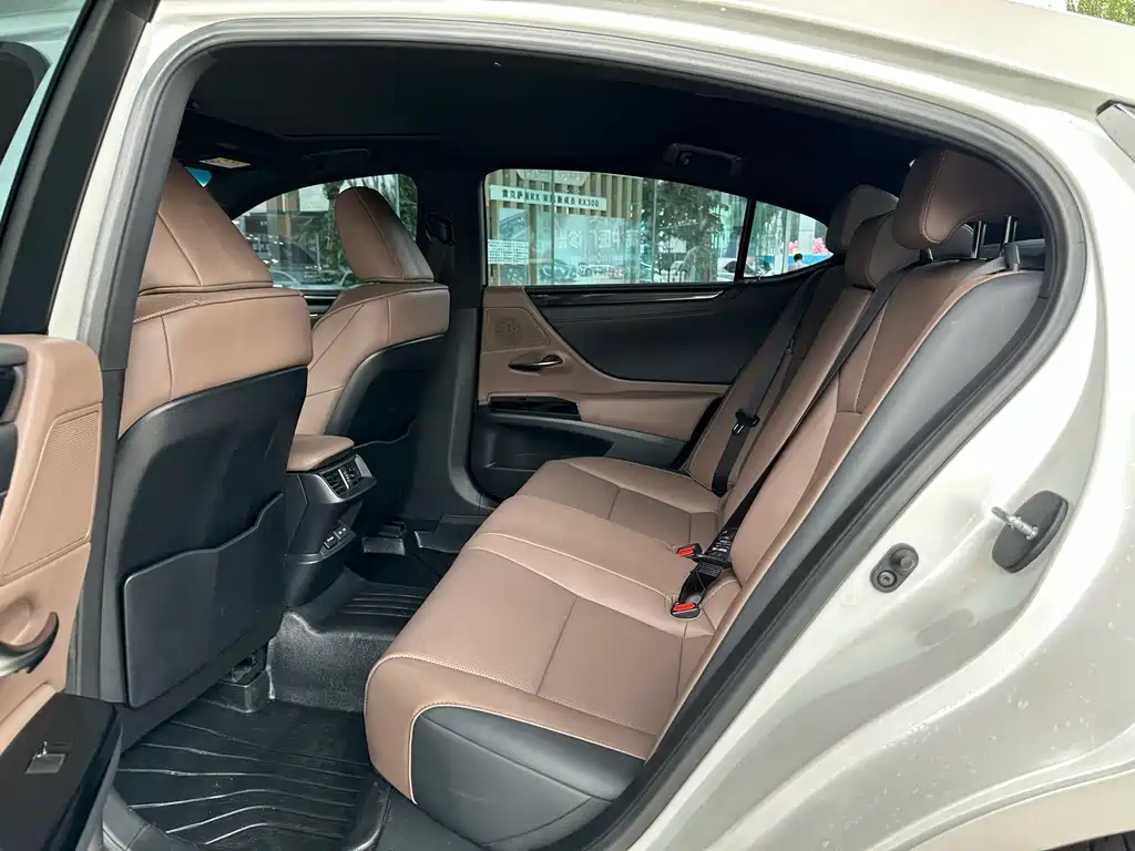 Lexus ES 200 Outstanding