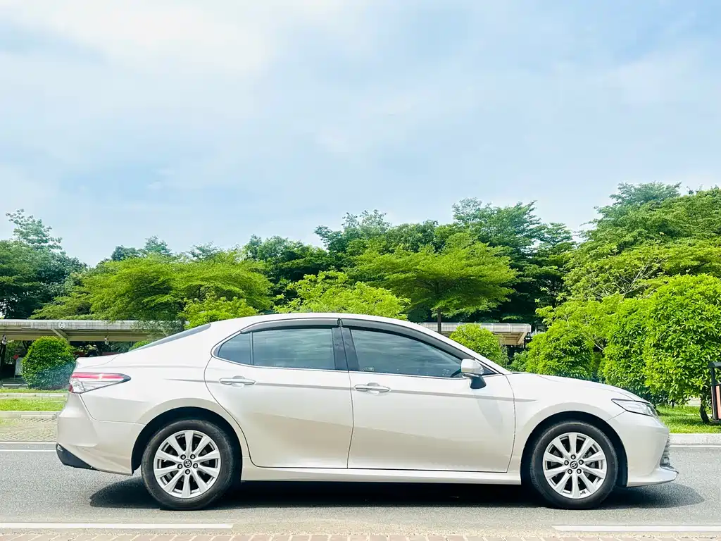 Camry 2.0 G Luxury