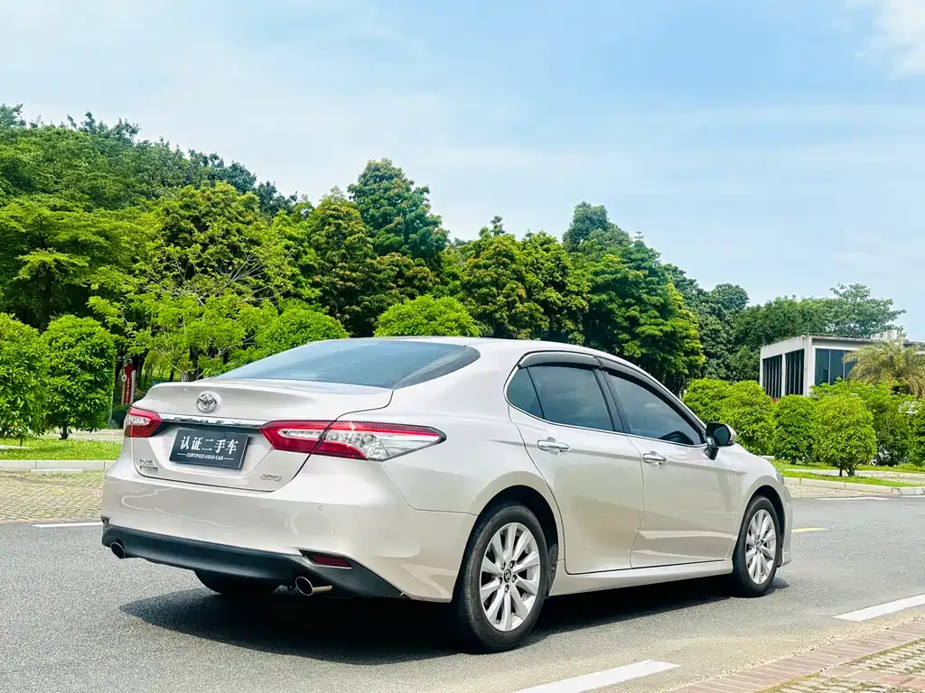 Camry 2.0 G Luxury