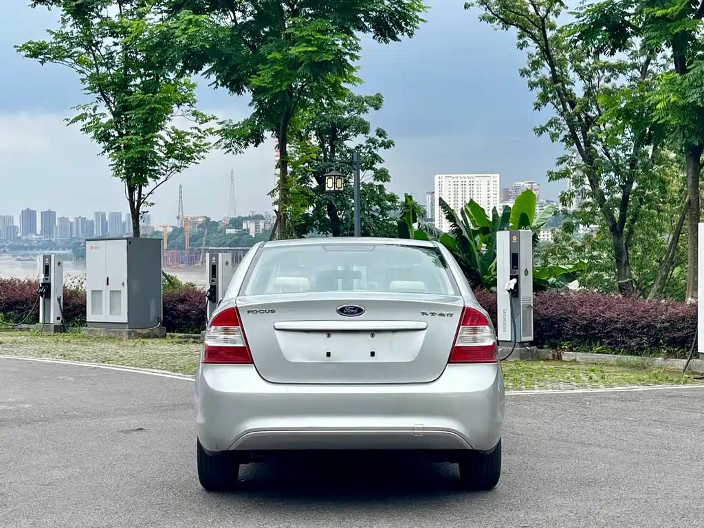 Focus Sedan Classic 1.8 L Manual Basic