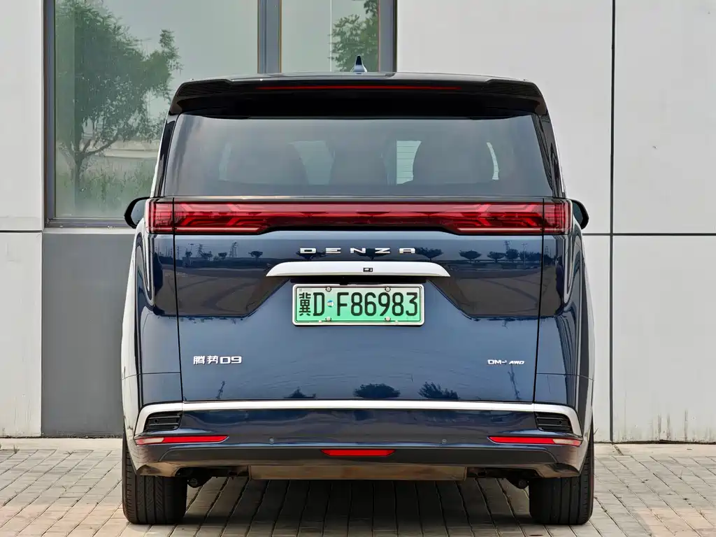 Denza D9 DM-i 970 4 WD Honored
