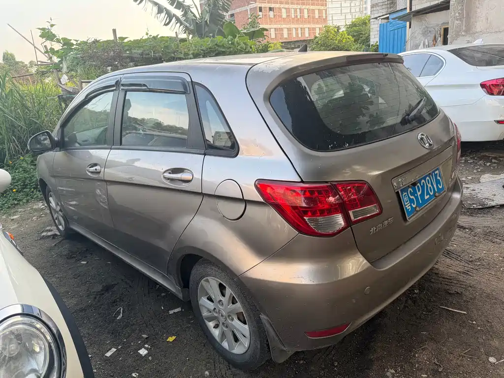 BAIC E Series 北京汽车E系列 2012款 两厢 1.5 L 手动乐尚版