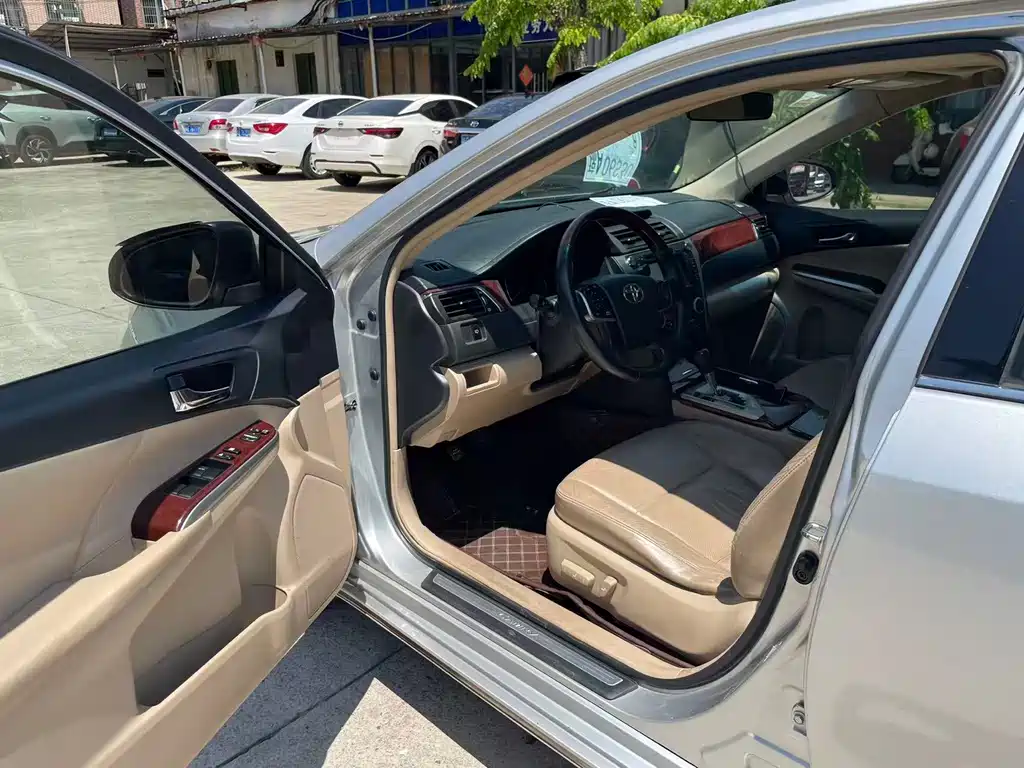 Camry 2.5 G Luxury Navigation