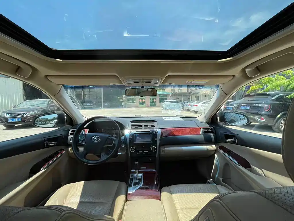 Camry 2.5 G Luxury Navigation