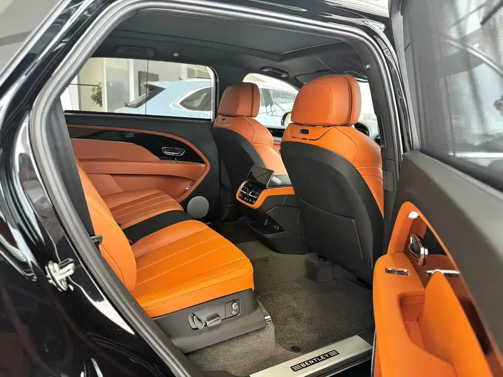 Bentayga 4.0 T V8 LWB Range