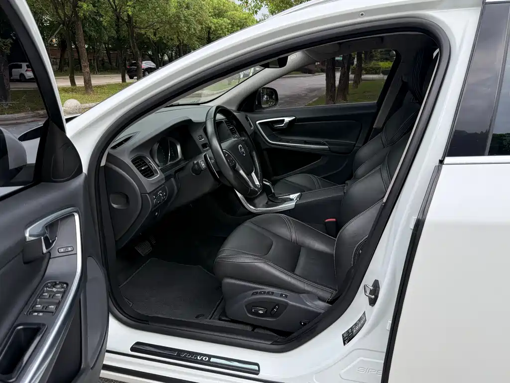 Volvo V60 沃尔沃V60 2016款 T5 智雅版