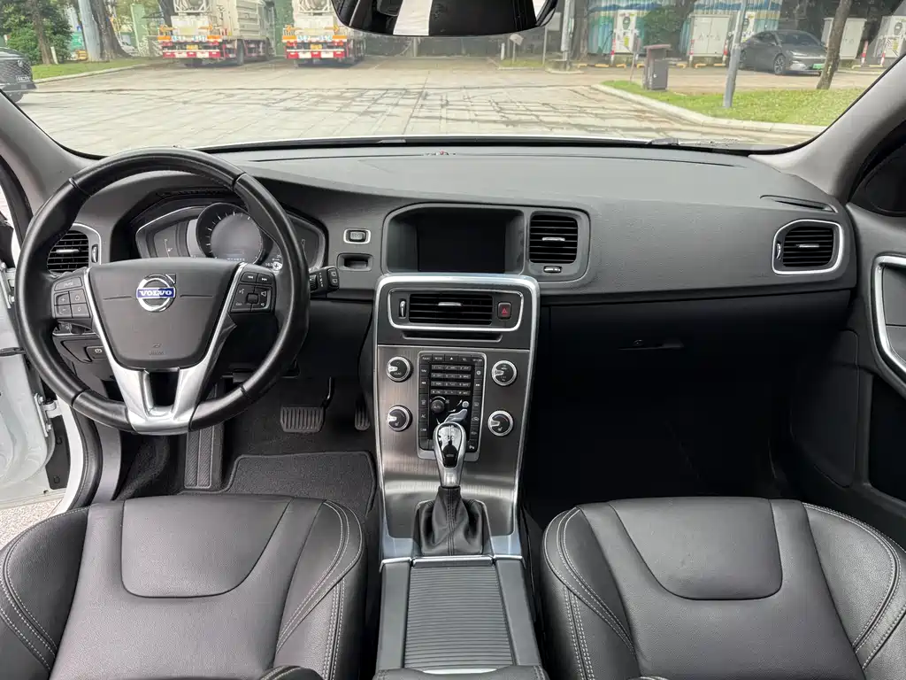 Volvo V60 沃尔沃V60 2016款 T5 智雅版
