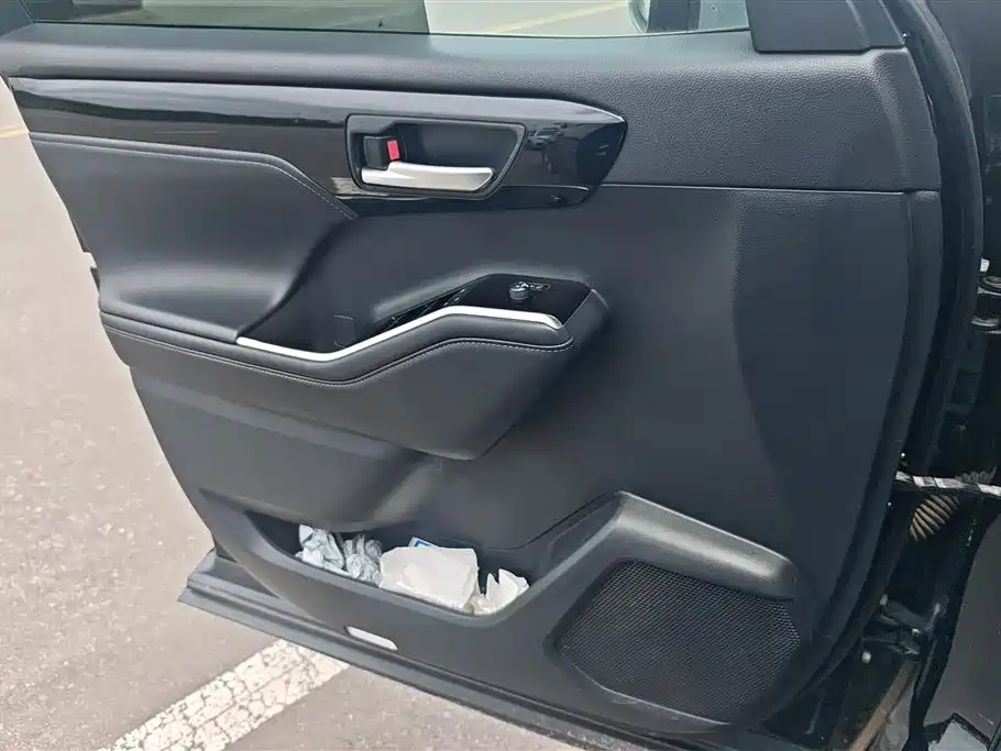 Highlander 2.5 L Smart e-Hybrid Dual Engine 4 WD Luxury 7-seat