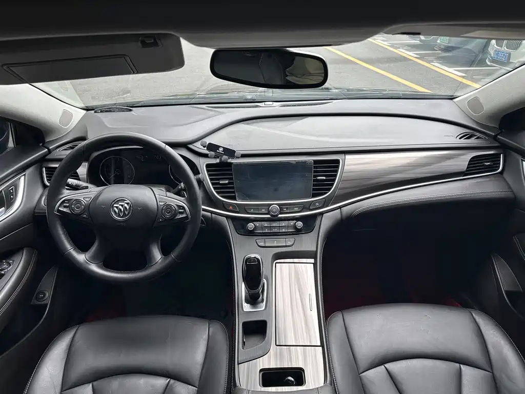 LaCrosse 28 T Luxury