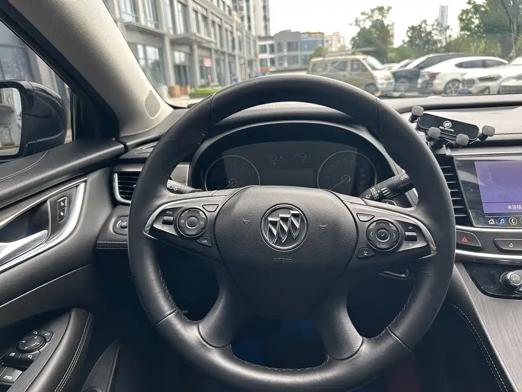 LaCrosse 28 T Luxury