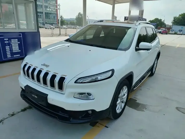 Jeep Cherokee 2.4 L Leading