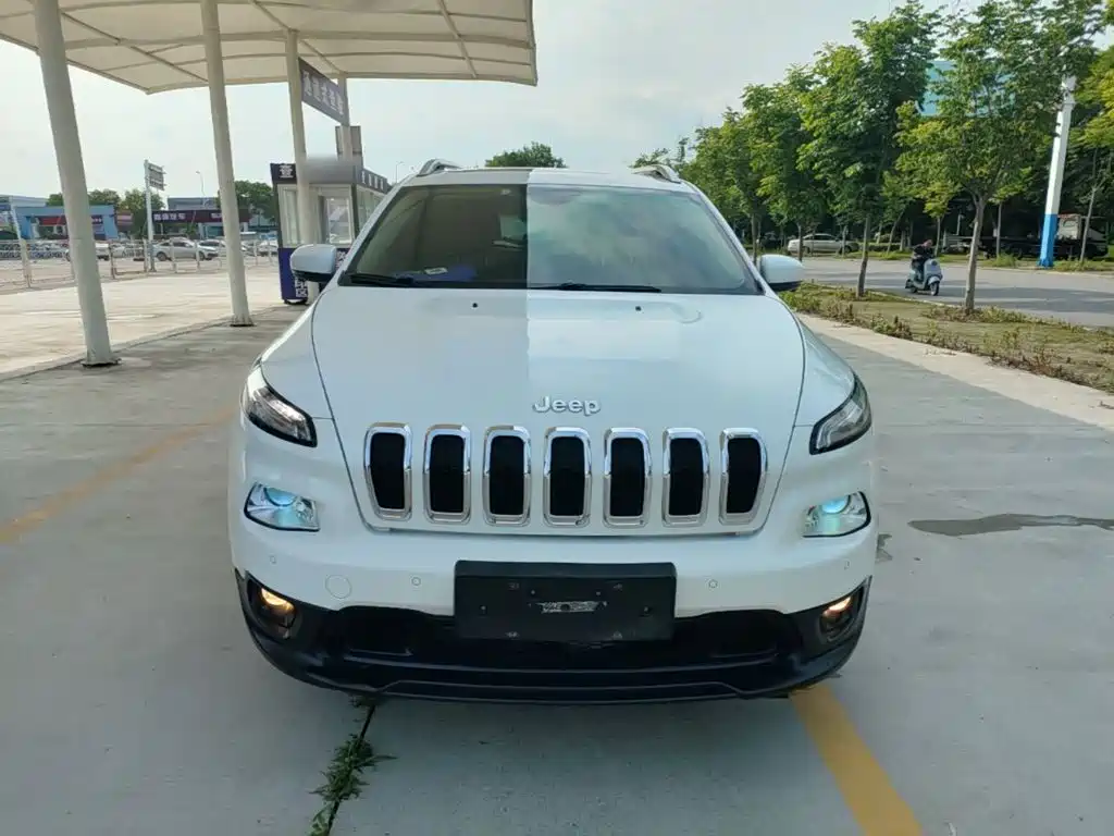 Cherokee 2.4 L Leading