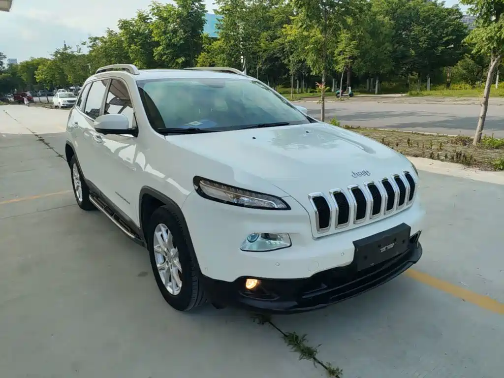 Cherokee 2.4 L Leading