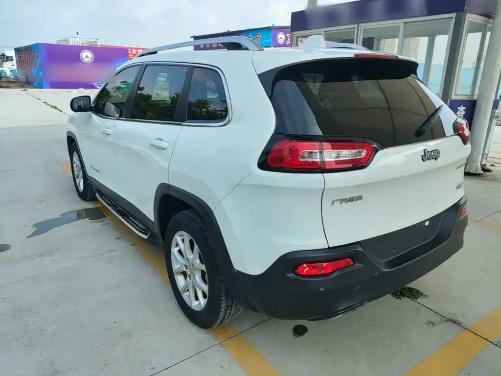 Cherokee 2.4 L Leading