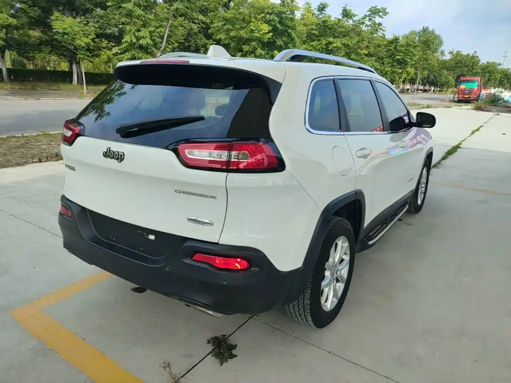 Cherokee 2.4 L Leading