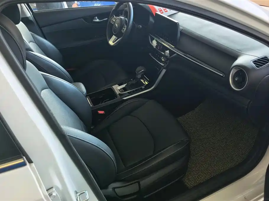 Kia K3 1.5 L CVT Smart Enjoyment Connected