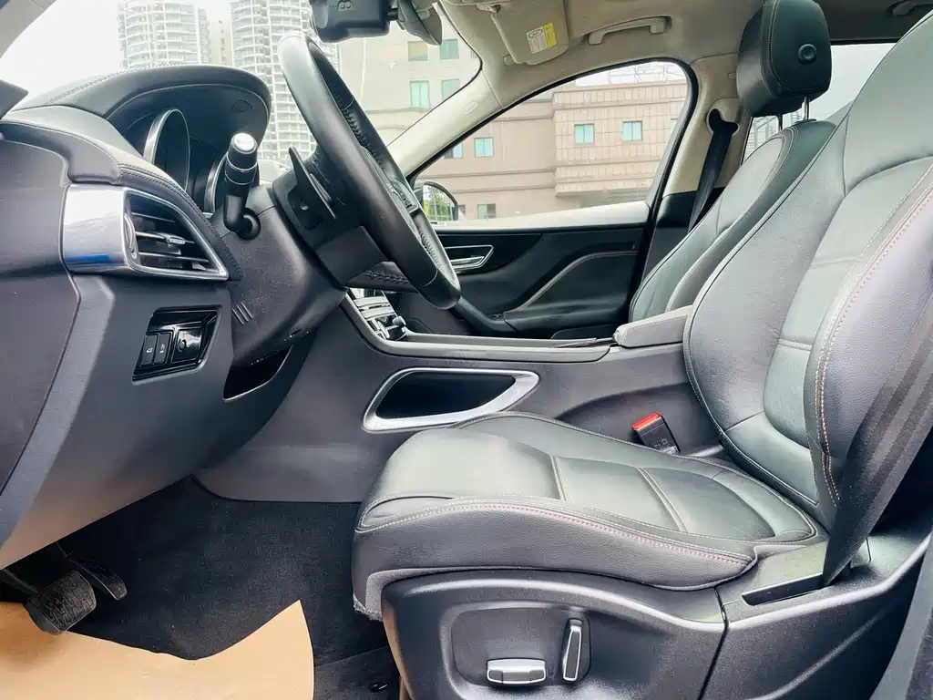 Jaguar F-PACE 2.0 T 4 WD Urban Premium