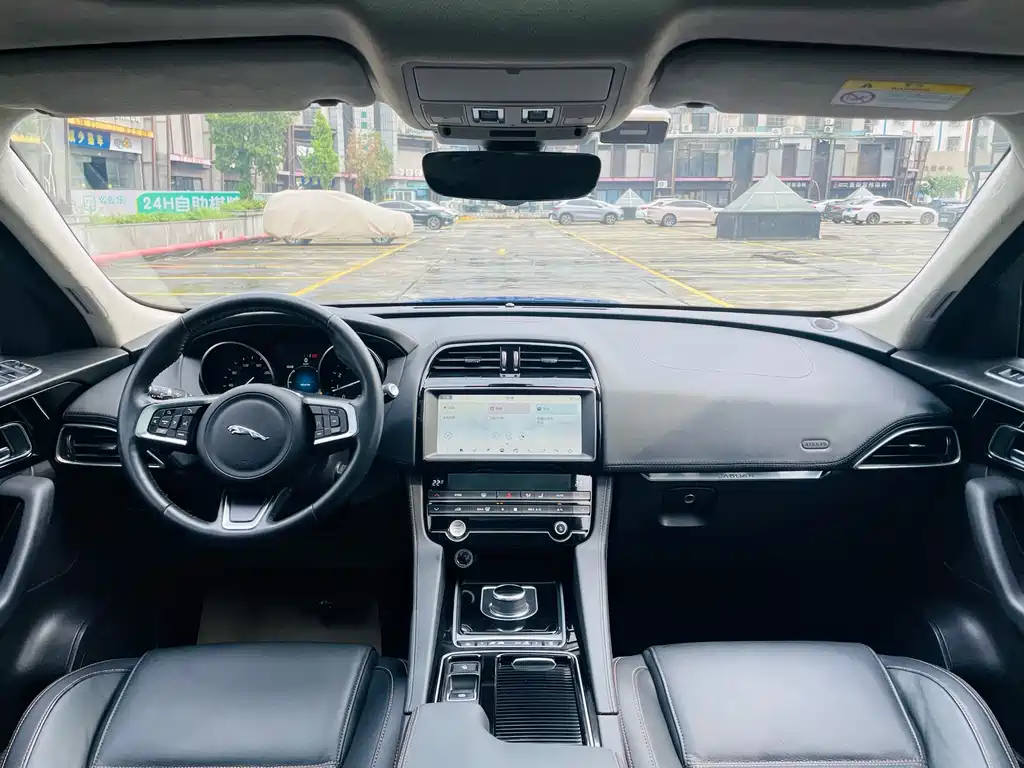 Jaguar F-PACE 2.0 T 4 WD Urban Premium