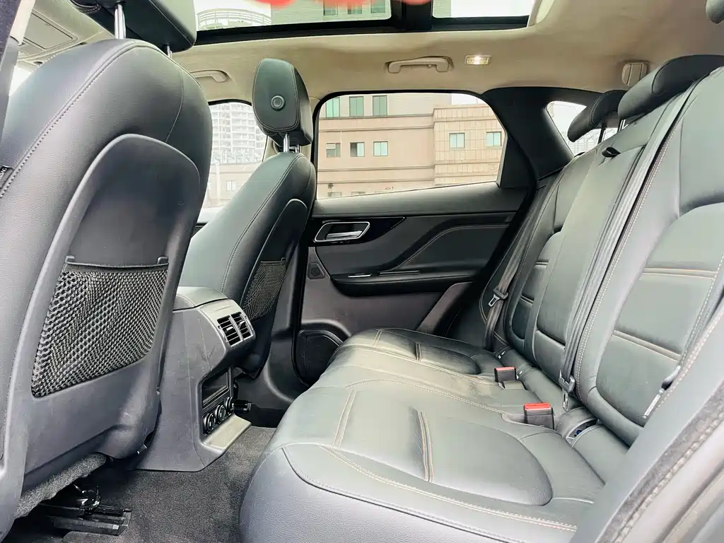 Jaguar F-PACE 2.0 T 4 WD Urban Premium