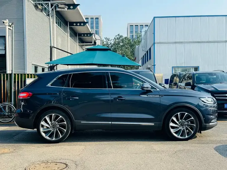 Lincoln Nautilus 2.7 T 4 WD Honor Shine