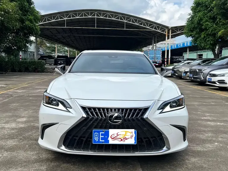 Lexus ES 200 Outstanding