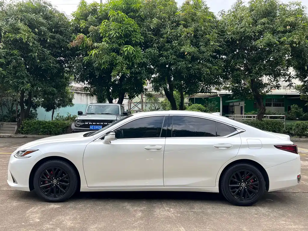 Lexus ES 200 Outstanding