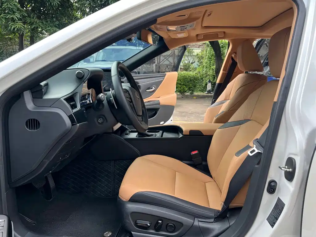 Lexus ES 200 Outstanding