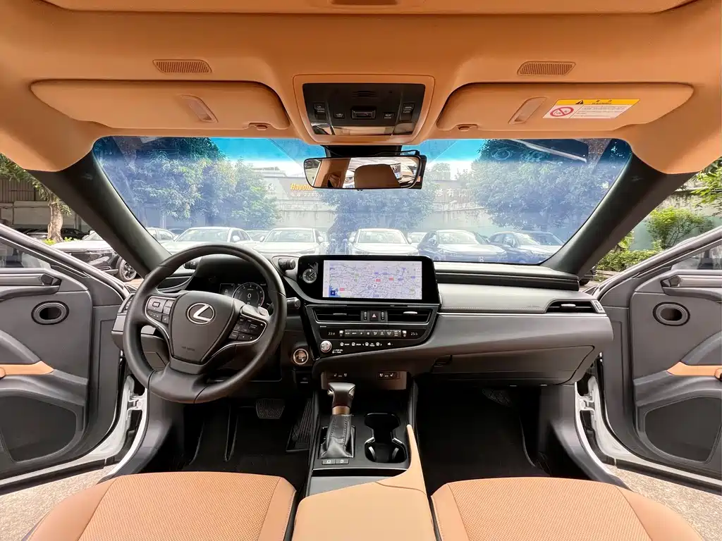 Lexus ES 200 Outstanding