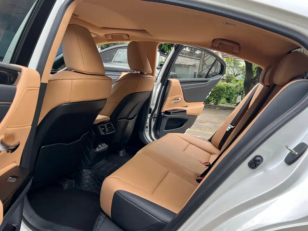 Lexus ES 200 Outstanding