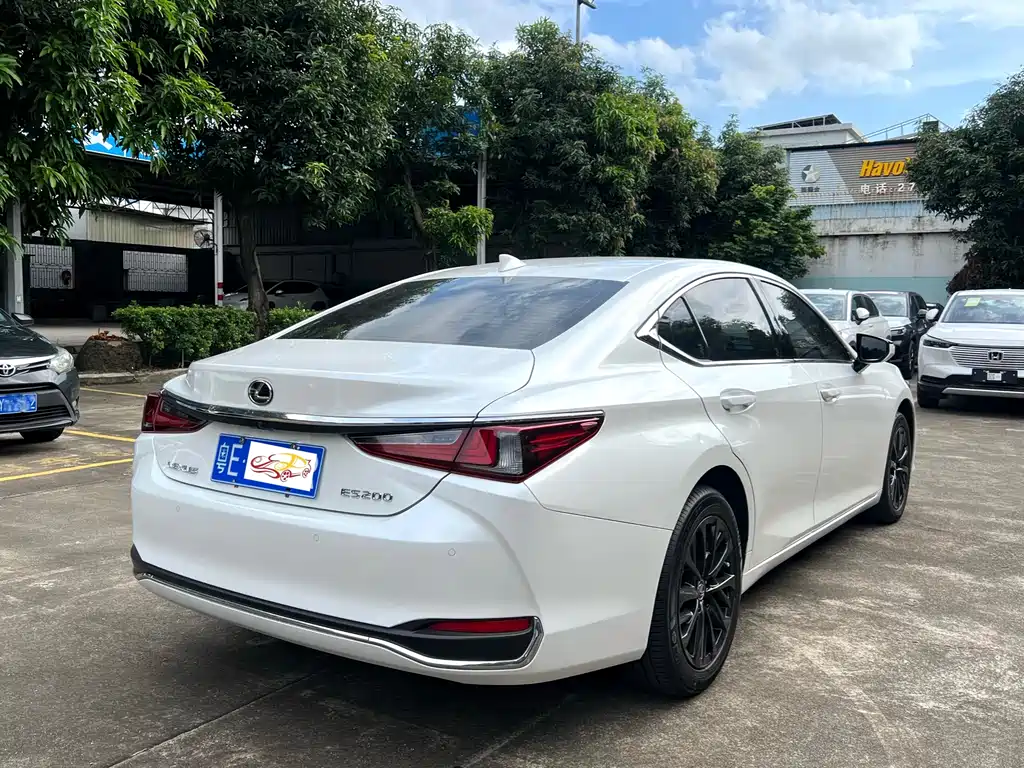 Lexus ES 200 Outstanding