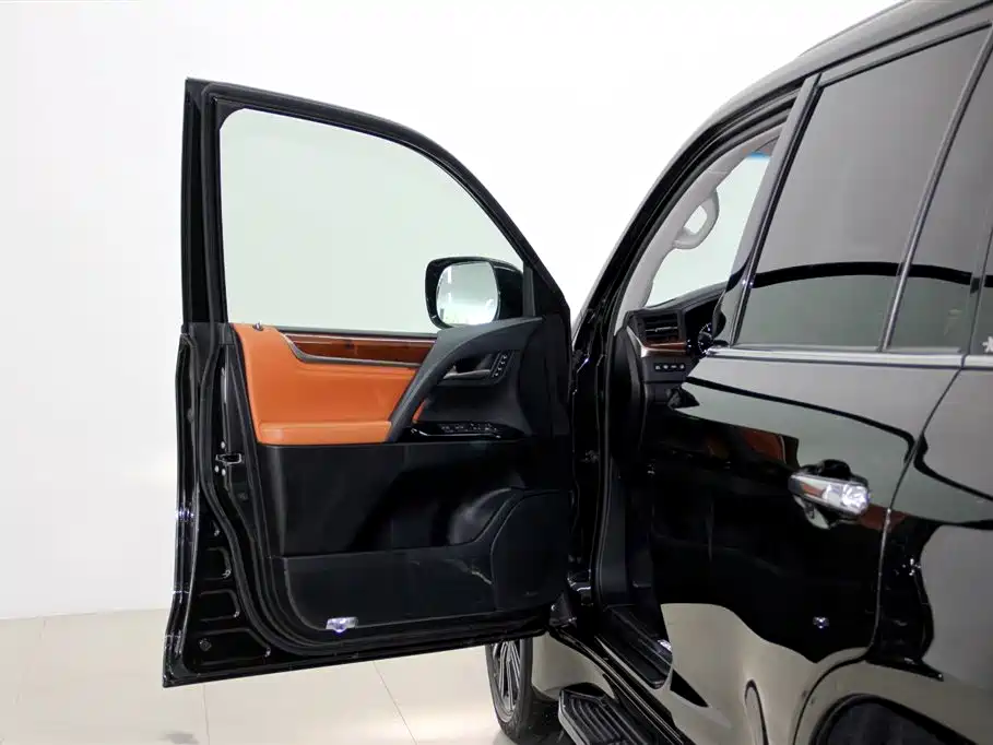 Lexus LX 570 Distinguished Luxury