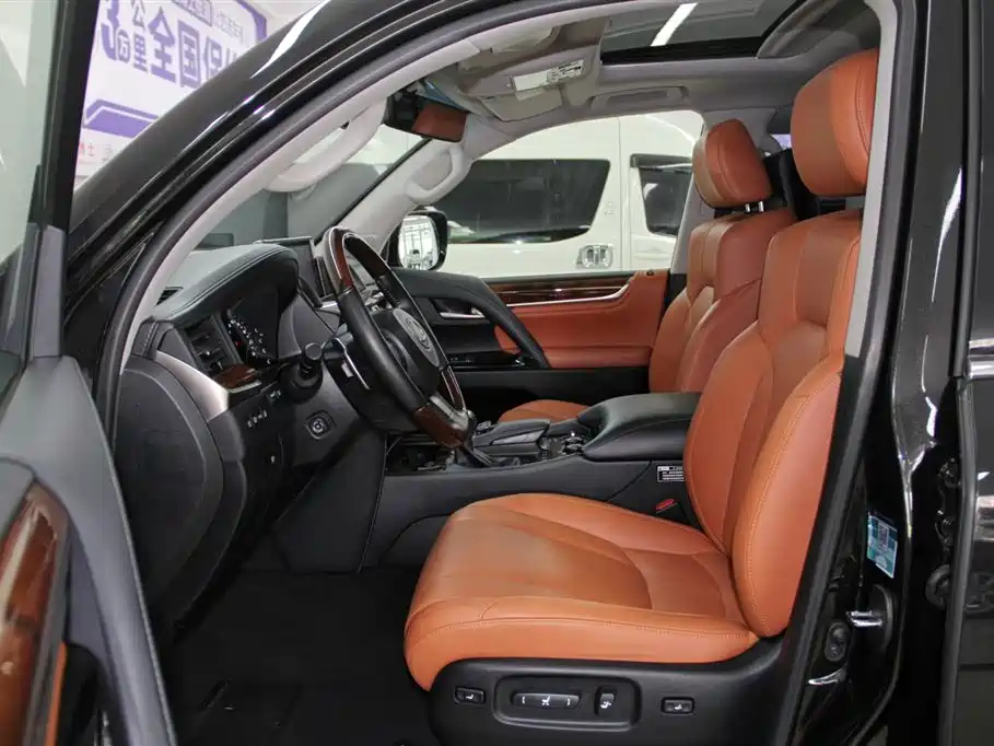 Lexus LX 570 Distinguished Luxury