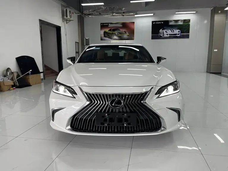Lexus ES 200 Outstanding
