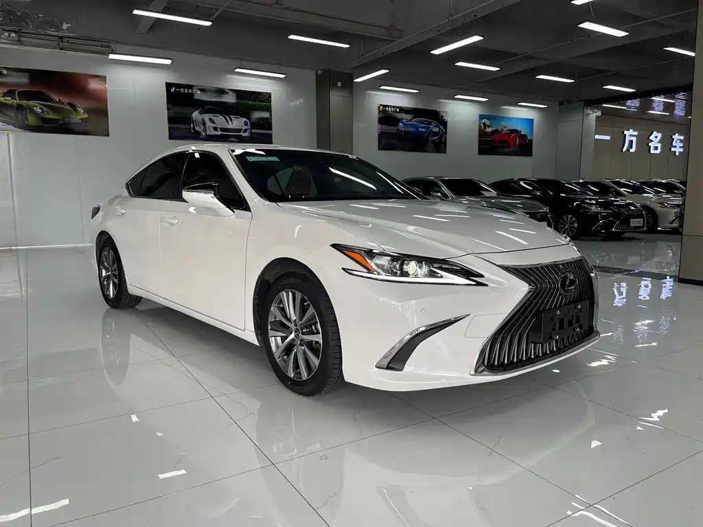 Lexus ES 200 Outstanding