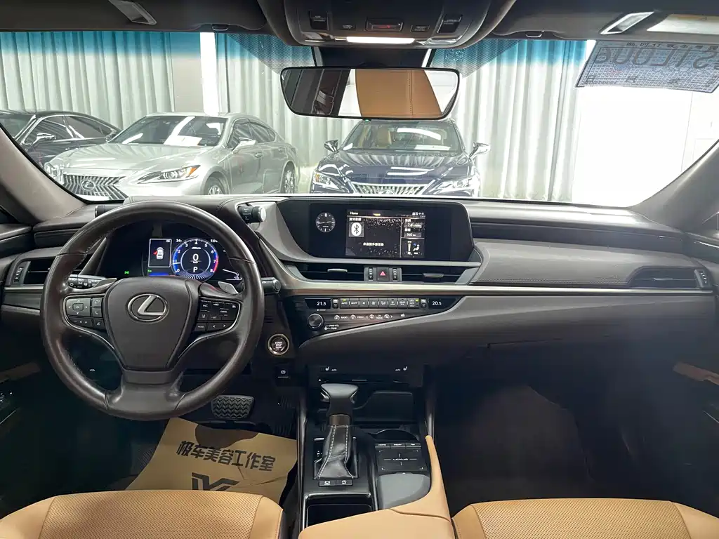 Lexus ES 200 Outstanding