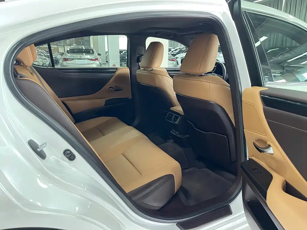 Lexus ES 200 Outstanding