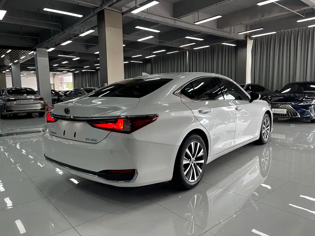 Lexus ES 200 Outstanding