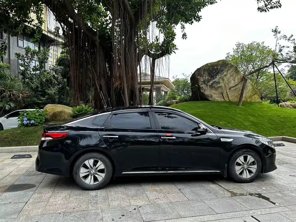 Kia K5 2.0 L hybrid GLS
