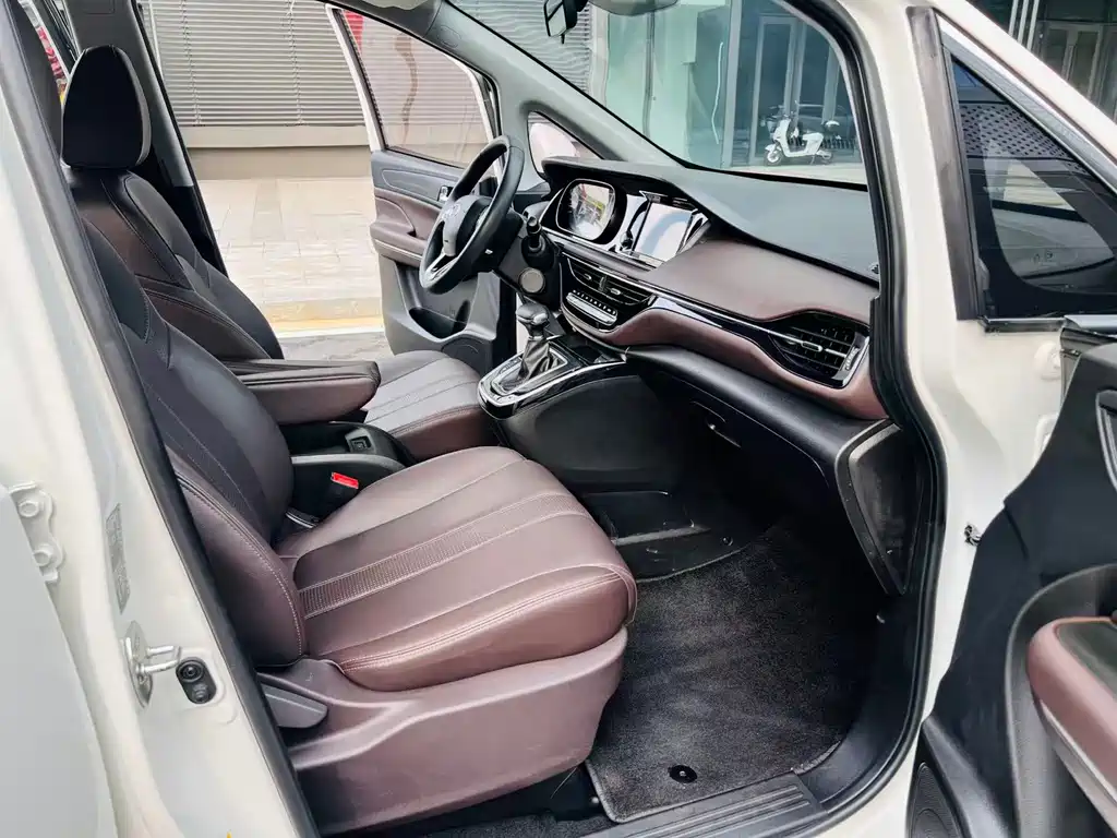 GAC Trumpchi M6 270 T DCT Luxury (7-seat) CN-VI