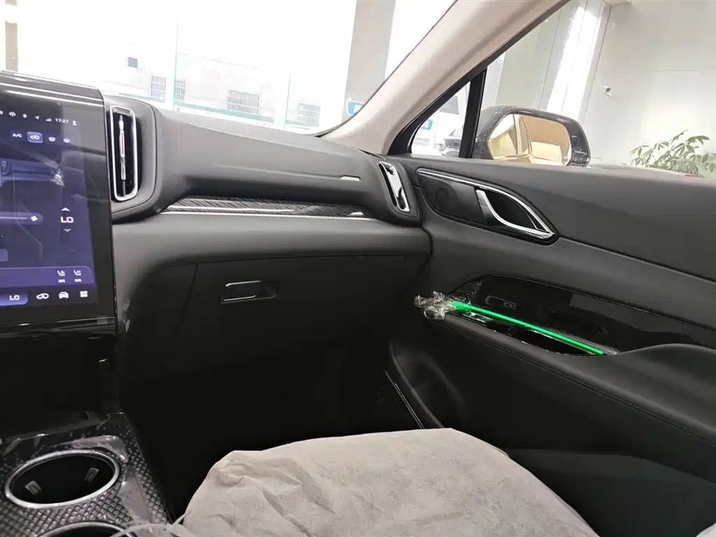 Hongqi HS3 PHEV 115 km Power Action
