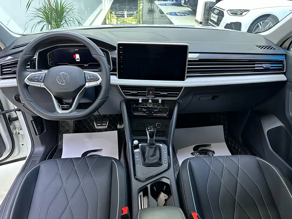 Tiguan L Outstanding 330 TSI Auto 2 WD R-Line Dragon Shine