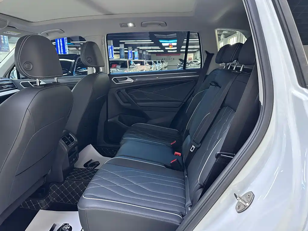 Tiguan L Outstanding 330 TSI Auto 2 WD R-Line Dragon Shine