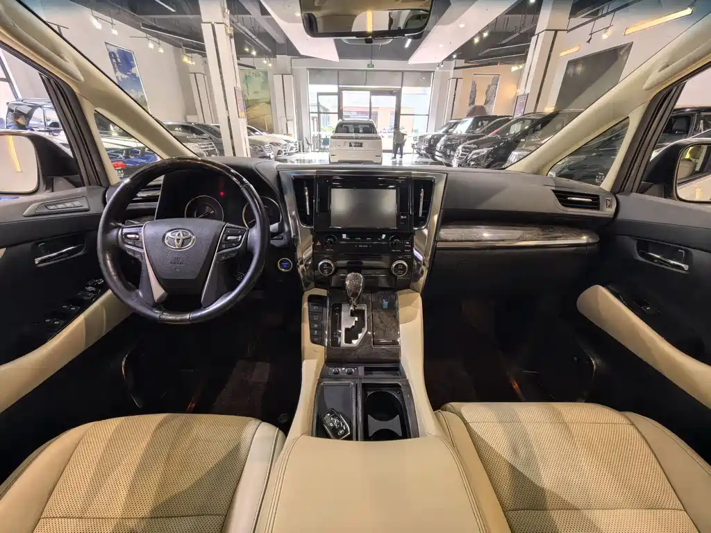 Vellfire Dual Engine 2.5 L HV Distinguished