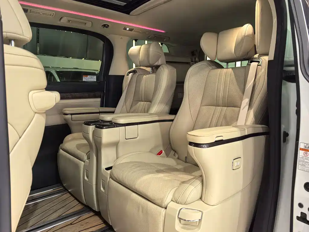 Vellfire Dual Engine 2.5 L HV Distinguished